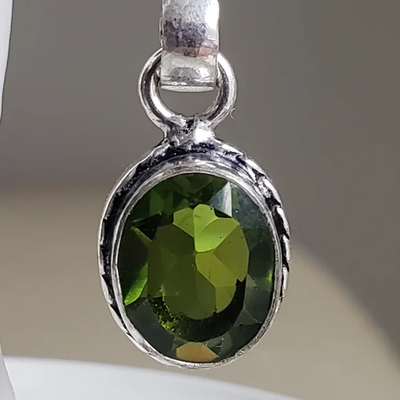 Peridot Gemstone & Silver Necklace,  Beautiful Faceting, Gorgeous Green, Chain - Picture 5 of 12